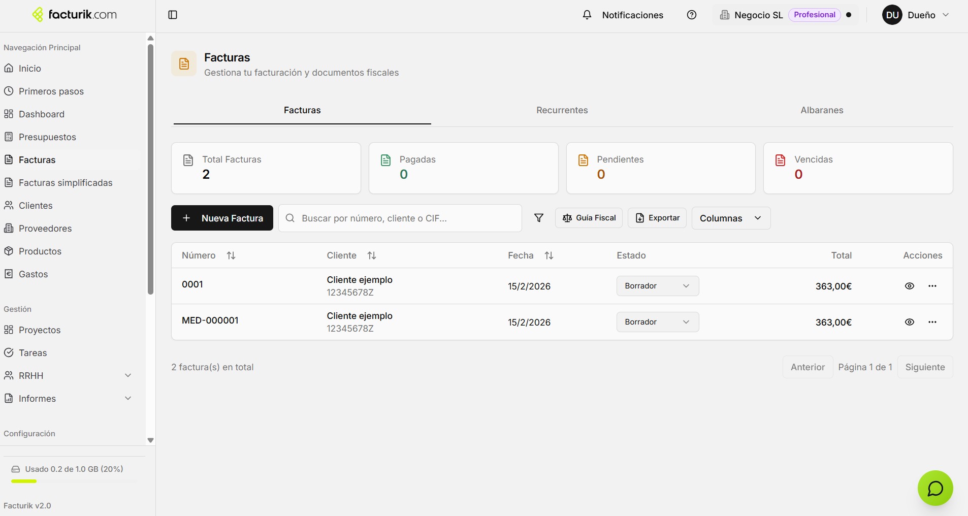 Vista general de la sección de Facturas en Factux — tabla de facturas, tarjetas de resumen y controles de gestión